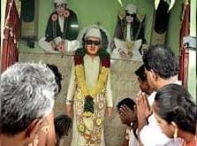 A phot of MGR being worshipped!